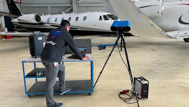 Das V-ROX Messgerät prüft Bauteile wie Flugzeugflügel aus der Entfernung.