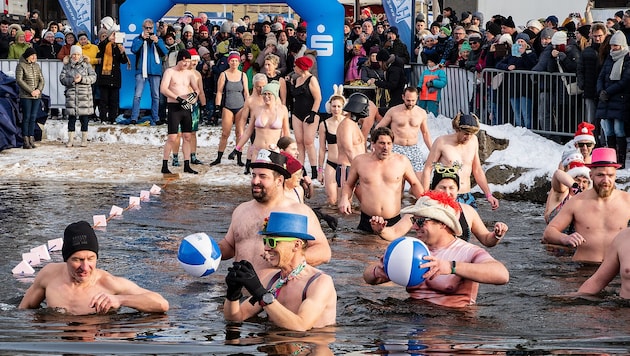 Wagemutige Eisbader tummelten sich im Herrenteich. Der Erlös des Events ging an die Feuerwehr in ...