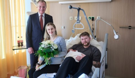 Diese Aufnahme erregt die Gemüter: Viele Frauen mokieren sich darüber, dass der Jung-Vater mit ...