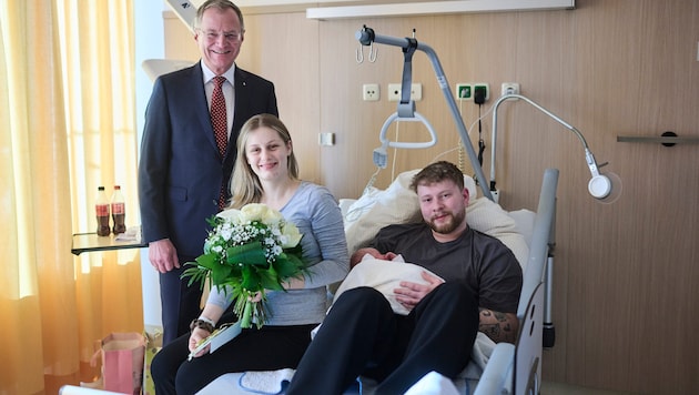 Diese Aufnahme erregt die Gemüter: Viele Frauen mokieren sich darüber, dass der Jung-Vater mit ...