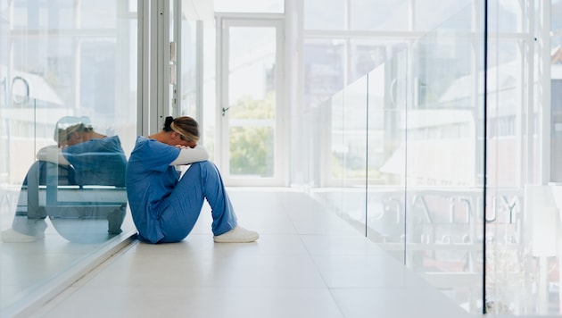 Wenn Pflegekräfte am Limit arbeiten, leidet das System. Regelmäßige Befragungen können ...