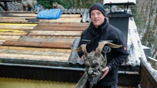 Markus Tschepp Andreas „Rettei“ Rettenbacher ist Maskenschnitzer – seine Werkstatt in Puch kann er jetzt wohl ...