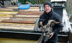 Andreas „Rettei“ Rettenbacher ist Maskenschnitzer – seine Werkstatt in Puch kann er jetzt wohl ...