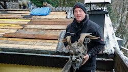 Andreas „Rettei“ Rettenbacher ist Maskenschnitzer – seine Werkstatt in Puch kann er jetzt wohl ...