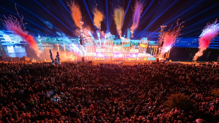 Musik und eine atemberaubende Lichtshow: Die Linzer Klangwolke begeistert immer wieder Tausende ...