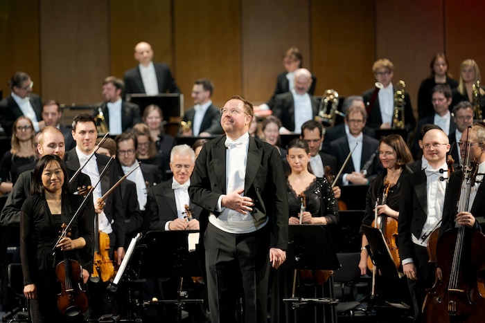 Marius Burkert am Pult der Grazer Philharmoniker