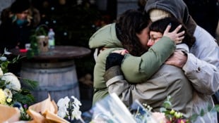 Am Ort des Geschehens spenden sich viele Menschen gegenseitig Trost.