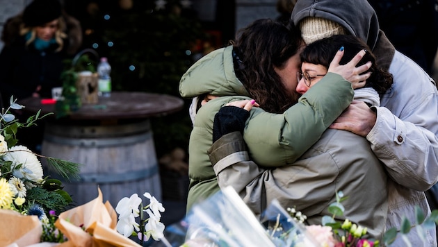 At the scene of the incident, many people consoled each other.