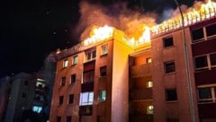 Der Großbrand griff von einem Balkon im obersten Stock auf das Dachkonstrukt über