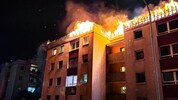 Der Großbrand griff von einem Balkon im obersten Stock auf das Dachkonstrukt über