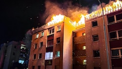 Der Großbrand griff von einem Balkon im obersten Stock auf das Dachkonstrukt über