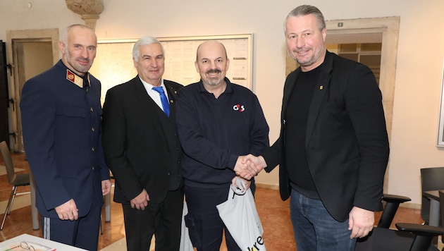 Security-Mitarbeiter Michael Höher (2.v.re.) mit Siegfried Senk, Andreas Ettenauer und ...