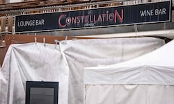 Der Besitzer der Bar „Le Constellation“ ist bereits polizeibekannt, wie aus einer Quelle von „Le ...