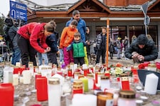 Menschen legen Kerzen und Blumen nahe der Unglücksstelle ab.