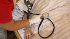 Ganz nach dem Motto „daheim vor stationär“ haben im Vorjahr 27.000 Antrag auf „NÖ Pflege- und ...