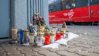 In Bayern ist ein zwölfjähriges Mädchen gestorben, das auf einen fahrenden Zug aufspringen ...