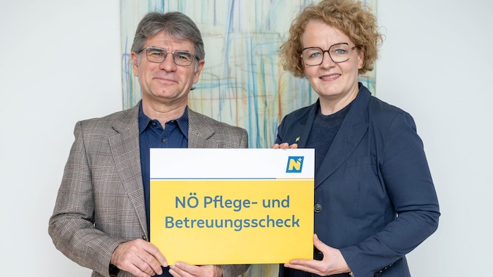 Gerhard Heilig von der Pflegehotline und Landesrätin Christiane Teschl-Hofmeister
