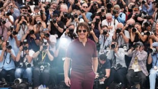 Blitzlichtgewitter bei den Filmfestspielen im französischen Cannes 2025 als Hollywood-Star Tom ...