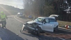 Beide Pkw wurden schwer beschädigt.