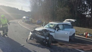 Beide Pkw wurden schwer beschädigt.