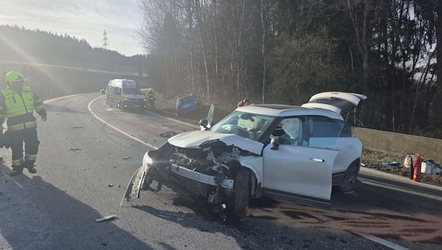 Beide Pkw wurden schwer beschädigt.