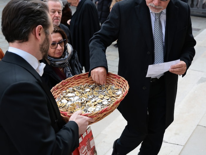 In Venedig wurden Protest-Anstecknadeln verteilt.