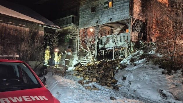 Auf der Terrasse einer hölzernen Almhütte legten die Urlauber einen Brand.