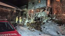 Auf der Terrasse einer hölzernen Almhütte legten die Urlauber einen Brand.