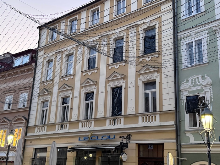 In dem Haus befinden sich Wohnungen, die Fenster wurden abgedeckt.