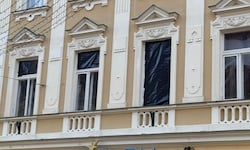 Zahlreiche Fenster mussten abgeklebt werden.
