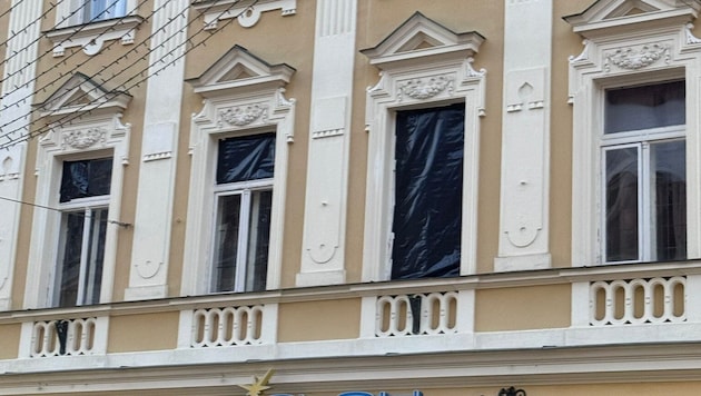 Zahlreiche Fenster mussten abgeklebt werden.