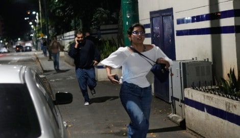 Diese Passantinnen und Passanten bringen sich gerade vor den Explosionen in Venezuelas ...