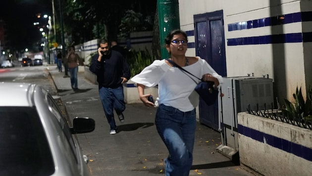 Diese Passantinnen und Passanten bringen sich gerade vor den Explosionen in Venezuelas ...