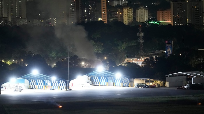 Rauch auf dem Flughafen in Caracas