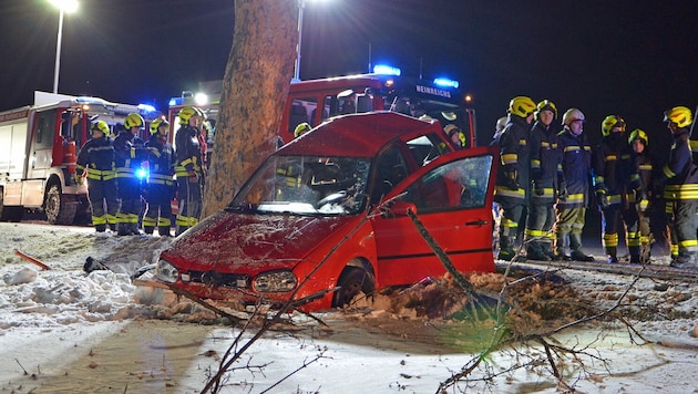 Der Lenker verlor bei den winterlichen Fahrverhältnissen die Kontrolle über seinen Wagen und kam ...