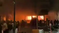 In den sozialen Medien kursieren dutzende Videos, die den Brand zeigen.