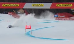 Alice Robinson liegt im Schnee.