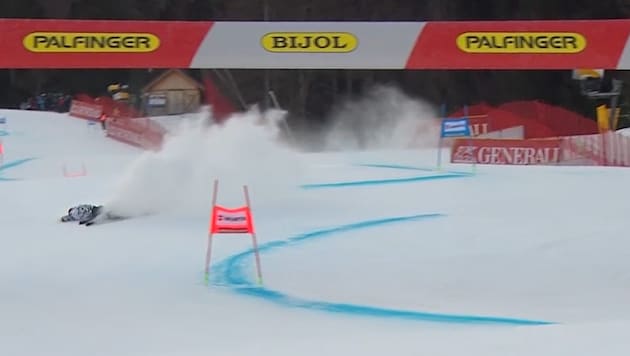 Alice Robinson liegt im Schnee.