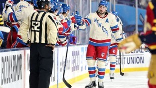 Mika Zibanejad zeigte groß auf.