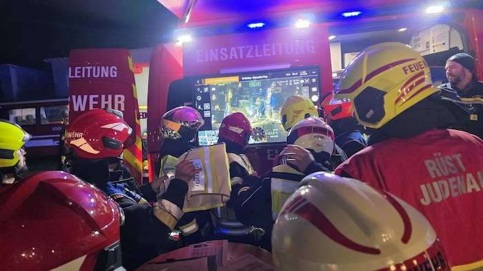 Es wurde die höchste Alarmstufe bei einem Wohnhaus ausgelöst, das in Flammen stand.