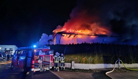 Erschreckende Szenen in Langenrohr am Freitagabend: Ein Einfamilienhaus stand komplett in ...