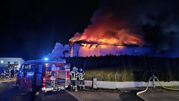 Erschreckende Szenen in Langenrohr am Freitagabend: Ein Einfamilienhaus stand komplett in ...
