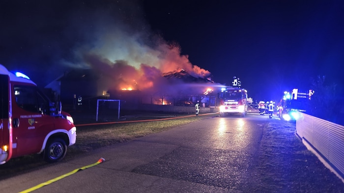 Schon von Weitem war der Brand für die Einsatzkräfte sichtbar.