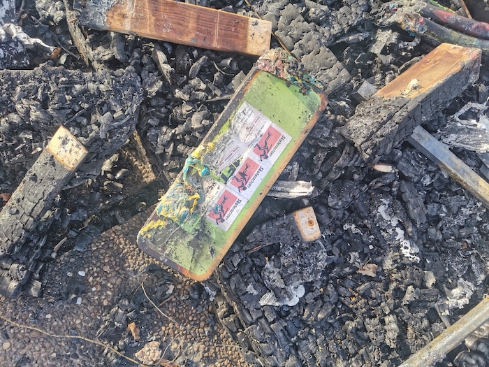 Weder Skateboards noch Schilder, Transparente oder Trainingsgeräte waren zu retten.