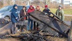 Christian Habesohn (mit roter Kappe) und andere Vereinsmitglieder räumten Anfang des Jahres die ...