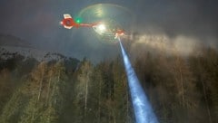 Der Notarztheli RK-2 holte den Verunglückten bei Dunkelheit mit der Seilwinde aus der Schlucht.