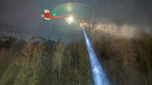 Der Notarztheli RK-2 holte den Verunglückten bei Dunkelheit mit der Seilwinde aus der Schlucht.