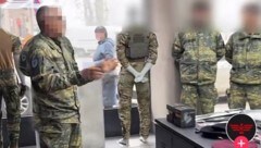 Antreten im Army-Store: Der Unteroffizier mit seinen Rekruten.