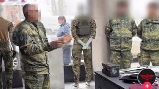 Antreten im Army-Store: Der Unteroffizier mit seinen Rekruten.