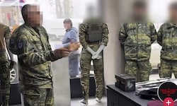 Antreten im Army-Store: Der Unteroffizier mit seinen Rekruten.